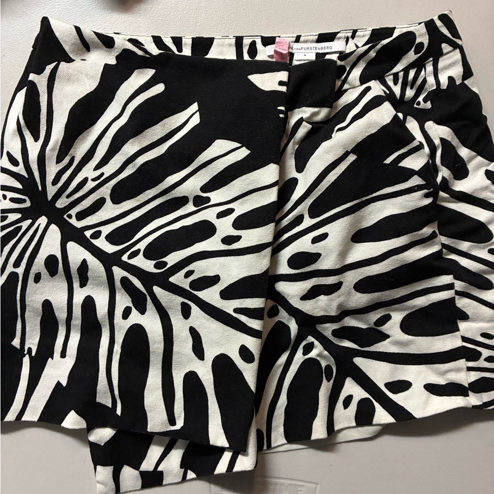 Diane Von Furstenberg Black and White Patterned Skirt